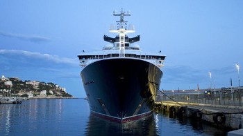 Tampak depan dari Octopus yang juga masuk kategori superyacht. Foto: Boat International