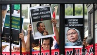 Massa membawa poster bergambar Ratna Sarumpaet saat menyampaikan aspirasinya di depan Polda Metro Jaya, Jakarta.