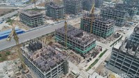 Pantauan detikFinance di lokasi, Selasa (16/10/2018), di bawah terik matahari yang sangat pekat pada jam 10.25 WIB para pekerja tampak sibuk lalu lalang dan bekerja. Beberapa ruas jalan di area Meikarta juga ditemukan spanduk yang memberi informasi mengenai pelaksanaan handover unit Meikarta yang bakal dilakukan akhir tahun ini.