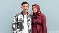 Fairuz A Rafiq dan Sonny Septian saat ditemui usai tampil di acara Brownis Trans TV, Kapten Tendean, Jakarta Selatan pada Selasa (16/10). Pool/Noel/detikFoto.