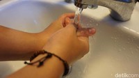 Lakukan hal yang sama dengan ibu jari kanan. (Foto: Frieda Isyana Putri/detikHealth)
