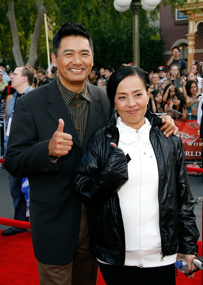 Istri Chow Yun-Fat, Jasmine Tan, mengatakan bahwa sang suami memang tinggal di rumah mewahnya. Namun sehari-harinya Chow menjalani hidup sederhana dengan makan di warung kaki lima dan bepergian menggunakan transportasi umum. Foto: Chris Weeks/Getty Images