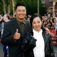 Istri Chow Yun-Fat, Jasmine Tan, mengatakan bahwa sang suami memang tinggal di rumah mewahnya. Namun sehari-harinya Chow menjalani hidup sederhana dengan makan di warung kaki lima dan bepergian menggunakan transportasi umum. Foto: Chris Weeks/Getty Images