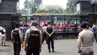 Sejumlah pihak keamanan dikerahkan untuk menjaga aksi demo tetap berjalan tertib.