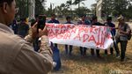 Bupati Bekasi Tersangka KPK, Mahasiswa Bakar Ikan