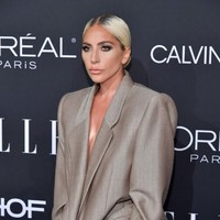 Dirancang oleh Marc Jacobs, setelan formal tersebut hadir dalam siluet longgar atau oversized yang meninggalkan kesan rileks pada penampilan penyanyi dan aktris itu. Sebelumnya, Lady Gaga lebih sering muncul dengan busana-busana seksi yang terkadang kontroversial saat muncul di hadapan publik. (Foto: Getty Images)