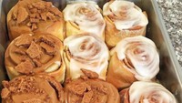Layaknya sebuah donat, cinnamon roll juga bisa diberi topping cokelat dan glasur manis seperti ini. Rasanya juga pasti semakin kaya. Foto : instagram @betterfromscratch