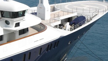 Ada helipad di bagian depan dari Octopus. Foto: flickr/donjohnson395