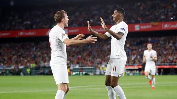 Harry Kane (kiri) dan Marcus Rashford (kanan) merayakan gol kedua timnas Inggris.