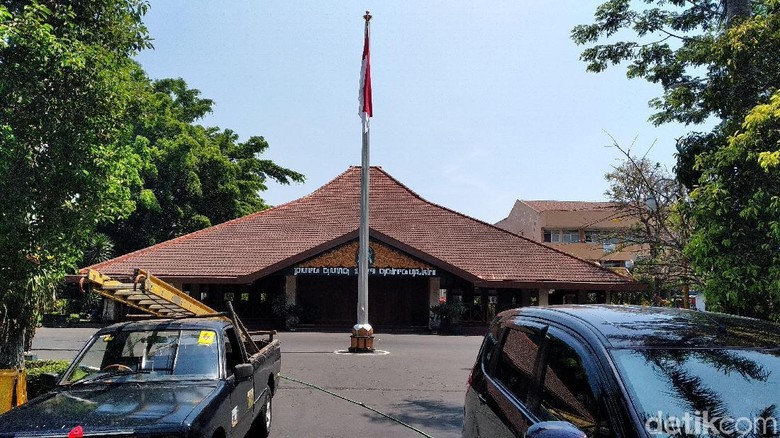 Saat Pesawat Tempur Sukhoi Terbang Rendah di Langit Kota Malang Saat Pesawat Tempur Sukhoi Terbang Rendah di Langit Kota Malang