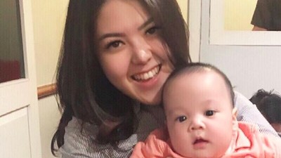 7 Potret Tina Toon dengan Anak-anak, Sudah Cocok Jadi Ibu?