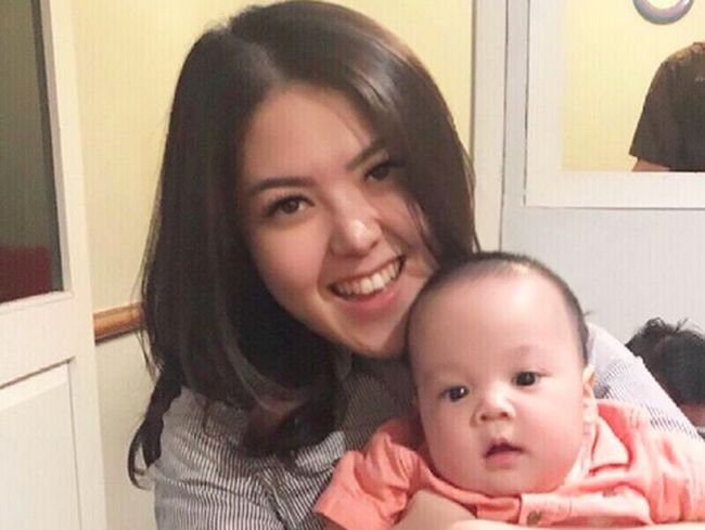 7 Potret Tina Toon dengan Anak-anak, Sudah Cocok Jadi Ibu?