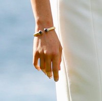 Tak hanya itu, Meghan juga tampak menghiasi tangan kanannya dengan gelang emas yang pernah dipakai Putri Diana saat berkunjung ke sebuah panti jompo di London, Inggris, pada 1990. (Foto: Getty Images)