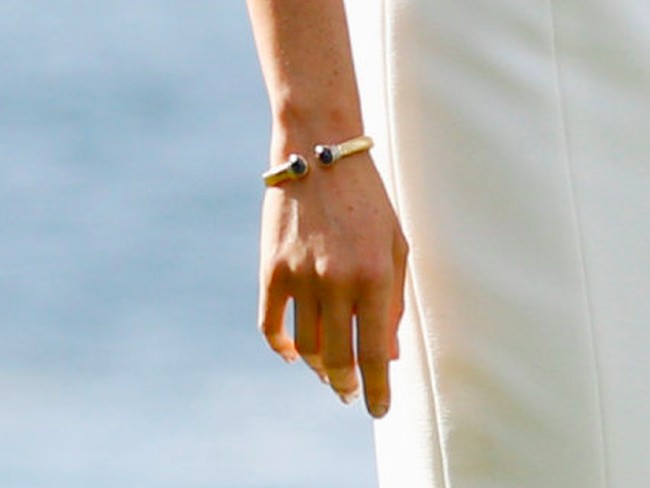 Tak hanya itu, Meghan juga tampak menghiasi tangan kanannya dengan gelang emas yang pernah dipakai Putri Diana saat berkunjung ke sebuah panti jompo di London, Inggris, pada 1990. (Foto: Getty Images)