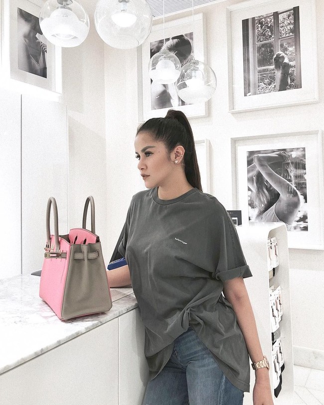 Presenter Selebrita di Trans7 itu terlihat berpose dengan salah satu tas Hermes miliknya yaitu seri Birkin Rose Azalee/Gris mouette Epsom yang harganya lebih dari Rp 500 jutaan. Foto: Instagram @ ollaramlanaufar