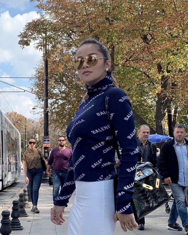 Olla Ramlan bergaya mewah baru-baru ini saat liburan bersama suami dan anak-anaknya ke Turki. Pada foto yang diunggahnya ke Instagram, Olla terlihat memakai sweater Balenciaga seharga US$ 1.124 yang dipadukannya dengan tas Hermes Kelly Porosus Crocodile yang harganya mencapai hampir Rp 1 miliar. Foto: Instagram @ ollaramlanaufar