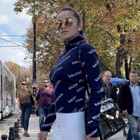 Olla Ramlan bergaya mewah baru-baru ini saat liburan bersama suami dan anak-anaknya ke Turki. Pada foto yang diunggahnya ke Instagram, Olla terlihat memakai sweater Balenciaga seharga US$ 1.124 yang dipadukannya dengan tas Hermes Kelly Porosus Crocodile yang harganya mencapai hampir Rp 1 miliar. Foto: Instagram @ ollaramlanaufar