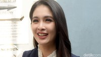 Sandra Dewi tampil cantik menawan dalam kesempatan tersebut. Pool/Noel/detikFoto.