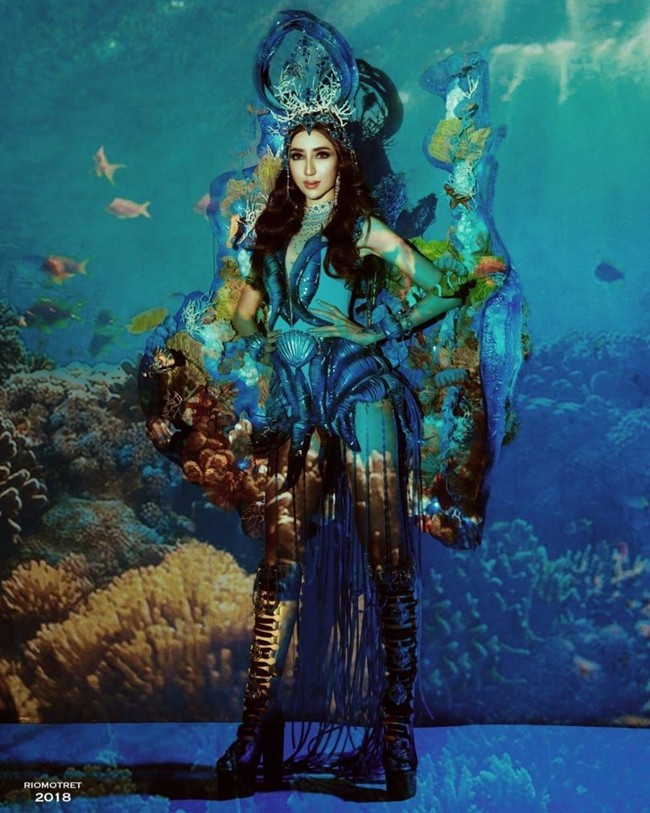 G.Liem menampilkan ragam warna dan kekayaan alam bawah laut Lombok melalui kostum nasional yang dipakai Nadia di Miss Grand International 2018. Tampak berbagai isi laut seperti kerang dan rumput laut menghiasi kostum tersebut. Foto: Dok. Rio Motret