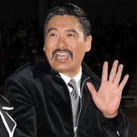 Seperti dikutip dari People, aktor 63 tahun ini tidak pernah membeli smartphone keluaran terbaru. Ia setia dengan ponsel lipat merek Nokia selama 17 tahun. Chow baru mengganti ponselnya baru-baru ini karena rusak. Foto: Chris Weeks/Getty Images