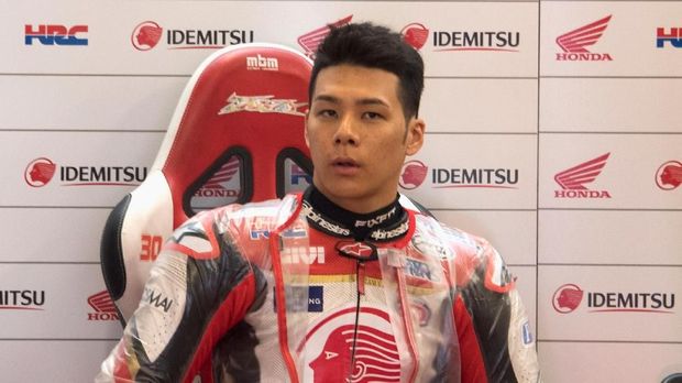 NORTHAMPTON, ENGLAND - AUGUST 26:  Takaaki Nakagami of Japan and LCR Honda Idemitsu looks on in box waiting the start of the MotoGP race during the MotoGp Of Great Britain - Race at Silverstone Circuit on August 26, 2018 in Northampton, England.  (Photo by Mirco Lazzari gp/Getty Images)