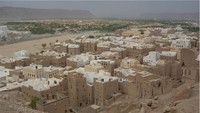 Sekarang, Yaman sedang dikecamuk perang antara koalisi Arab Saudi melawan Syiah Houthi. Namun masih banyak orang Indonesia menuntut ilmu ke Yaman dan kondisi dinyatakan mereka aman dari peperangan (Dane Kenny/CNN)