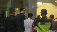 Billy tidak banyak bicara saat ditanyai wartawan. Dia hanya tersenyum saat berjalan.