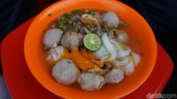 Mau makin sedap? Tambah sambal, kecap manis dan perasan jeruk limo. Segaaar! Foto: Devi S. Lestari / detikFood