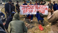 Puluhan mahasiswa yang tergabung dalam aksi mahasiwa Bekasi menggelar aksi damai di bunderan komplek perkantoran pemerintah Kabupaten Bekasi, Selasa (16/10).