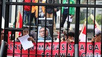 Sejumlah mahasiswa tampak berorasi di depan Polda Metro Jaya.