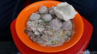 Dijamin Enak! 5 Warung Bakso Legendaris Ini Sudah Ada Puluhan Tahun