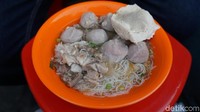 Kalau mau pakai bihun juga bisa. Plus bisa juga tambah tahu putih yang ukurannya lumayan besar. Seporsi bakso ini juga terbilang besar dan banyak. Foto: Devi S. Lestari / detikFood