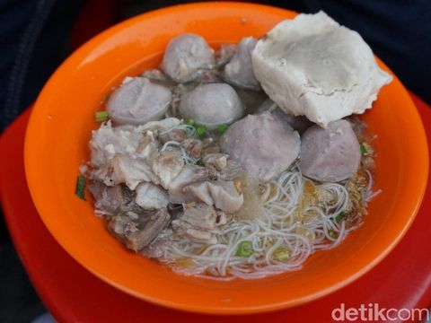 Bakso Adam : Rela Antre Demi Semangkuk Bakso yang Hits di Glodok 