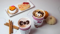 Penggemar Hello Kitty bisa jadi nggak tega nih melahap makanan dan minuman ini. Ada latte berhias wajah Hello Kitty hingga cookies bentuk Hello Kitty. Foto: Instagram hellokittycafe