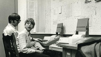 Salah satu foto yang dipajang Bill gates di akun Facebook menampkkan masa awal perkenalannya dahulu dengan Paul Allen. Allen sudah tampak dewasa sedangkan Gates mukanya babyface. Foto: istimewa