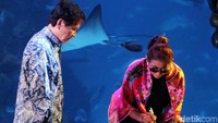 Dalam acara tersebut Menteri Susi ditemani Deputi Direktur PT Taman Safari Indonesia, Hans Manangsang.