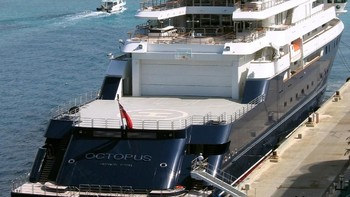 Tak cuma di depan, helipad juga ada di bagian belakang dari yacht ini. Foto: flickr/donjohnson395