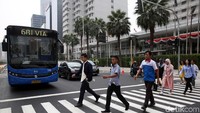 Pemprov DKI mencanangkan pedestrian light controlled crossing atau pelican crossing. Itu merupakan salah satu usaha untuk memuliakan para pejalan kaki. Pelican cross sendiri telah banyak digunakan digunakan di beberapa wilayah di Jakarta, salah satunya di depan Mal Ambassador, Kuningan, Jakarta Selatan. Namun rupanya penggunaan pelican crossing di daerah tersebut belum efektif karena masih banyak kendaraan yang nyelonong lewat saat lampu penyebrang menyala. Agung Pambudhy/detikcom.