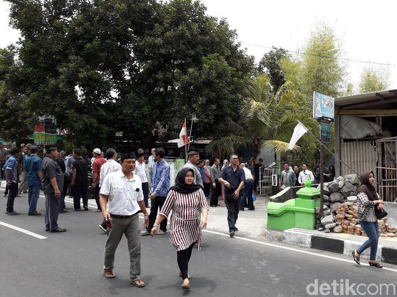 Suasana Rumah Duka Ibunda Roro Fitria Suasana Rumah Duka Ibunda Roro Fitria