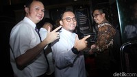 Dahnil didampingi sejumlah pengacara.