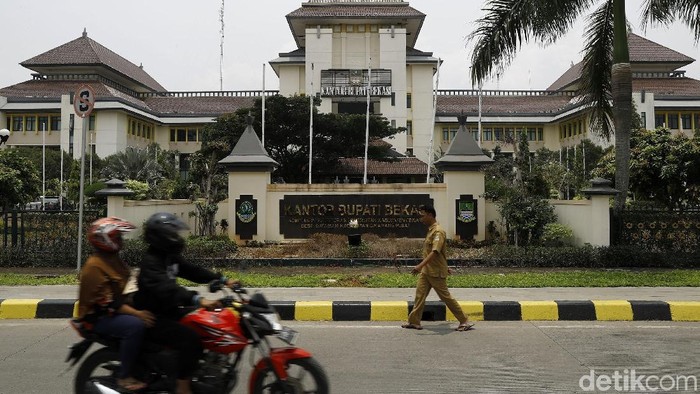 Bupati Bekasi Neneng Hasanah Yasin ditangkap KPK terkait kasus suap perizinan proyek Meikarta. Kini kantornya pun terlihat sepi, Selasa (16/10).