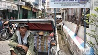 Anies juga meajukan revisi peraturan daerah (Perda) Perda Nomor 8 Tahun 2017 tentang Ketertiban Umum yang akan mengakomodasi becak kembali beroperasi di Jakarta secara terbatas. Terdapat halte becak di tiga lokasi di Teluk Gong Kelurahan Penjagalan Kecamatan Penjaringan, Jakarta Utara. Halte itu berfungsi sebagai shelter atau pangkalan resmi para penarik becak. Pradita Utama/detikcom.