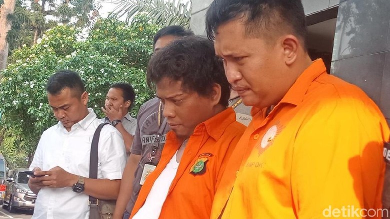 Polisi Tetapkan 2 Tersangka Kasus Peluru Nyasar ke Gedung DPR Polisi Tetapkan 2 Tersangka Kasus Peluru Nyasar ke Gedung DPR