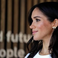 Anting tersebut pernah menjadi aksesori andalan Putri Diana saat berkunjung ke Kanada, Mei 1986, atau setahun setelah melahirkan Pangeran Harry. (Foto: Getty Images)