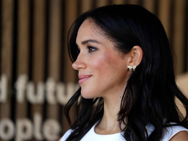 Anting tersebut pernah menjadi aksesori andalan Putri Diana saat berkunjung ke Kanada, Mei 1986, atau setahun setelah melahirkan Pangeran Harry. (Foto: Getty Images)