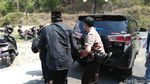 Tangis dan Pelukan Roro Fitria Sebelum Pingsan di Pusara Sang Bunda