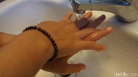 Kemudian, cuci punggung tangan kanan menggunakan telapak tangan kiri. Bersihkan secara menyeluruh. (Foto: Frieda Isyana Putri/detikHealth)