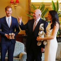 Dalam kunjungan tersebut, Meghan Markle dan Pangeran Harry mendapat hadiah untuk calon buah hati mereka dari Gubernur Australia Jendral Putri Cosgrove dan istri. Hadiah tersebut berupa boneka kanguru dan sepasang uggs atau sepatu bot musim dingin berukuran mini. Menggemaskan sekali... Ini adalah hadiah pertama untuk bayi kami, ucap Meghan seperti dikutip People. (Foto: Getty Images)