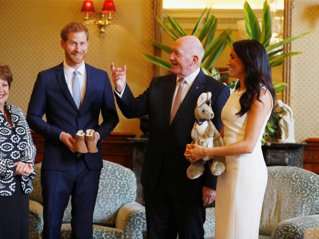 Dalam kunjungan tersebut, Meghan Markle dan Pangeran Harry mendapat hadiah untuk calon buah hati mereka dari Gubernur Australia Jendral Putri Cosgrove dan istri. Hadiah tersebut berupa boneka kanguru dan sepasang uggs atau sepatu bot musim dingin berukuran mini. Menggemaskan sekali... Ini adalah hadiah pertama untuk bayi kami, ucap Meghan seperti dikutip People. (Foto: Getty Images)