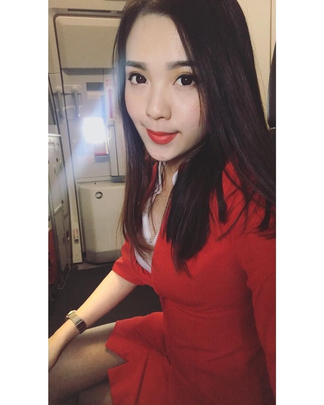 Tarif terjangkau dengan pemandangan luar biasa, apa lagi yang Anda butuhkan?, tulisnya dengan menyertakan dua foto pramugari AirAsia. Foto: Instagram @mabel_goo